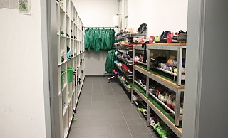 Auf dem Regal rechts sind die Schuhe für Training und Spiel der Fußballer des SV Rödinghausen aufgereiht. Dreckige Treter sind hier aber nicht zu finden, für die Pflege der Schuhe sind die Spieler selbst zuständig. - Björn Kenter
