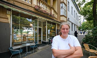 Konditormeisterin Dorothea Gutzeit schließt ihr kleines Jugendstilcafé am Niederwall. Der Entschluss ist ihr nicht leicht gefallen. - Andreas Zobe