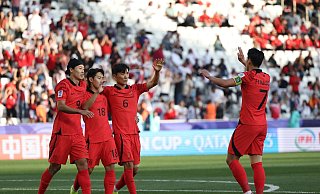 Südkoreas Lee Kang-in (2.v.l) feiert mit seinen Mannschaftskameraden nach seinem Tor zum 2:1. - Cao Can/XinHua/dpa