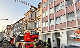 Im ersten Stock eines Wohn- und Geschäftshauses schmorte am frühen Sonntagmorgen Essen auf dem Herd. Die Flammen hatten bereits auf die Dunstabzugshaube übergegriffen. - Ralph Meyer