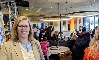 Betreiberin Maike Neuenroth freut sich über den Trubel und die tolle Stimmung bei der McDonald's-Eröffnung in Warburg. - Burkhard Battran