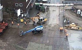 Wo schwere Maschinen noch schwerere Brückenteile auf der Schildescher Straße transportierten, wird der Asphalt erneuert. - Screenshot: cpa/ Webcam: Bitel