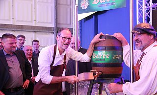 Bürgermeister Bernd Poggemöller hat das 42. Löhner Oktoberfest gemeinsam mit Brauer Bernhard (r.) mit dem Fassbieranstich eröffnet. - Anthea Moschner