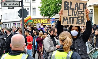 Die Demonstranten am Sonntagabend werfen der Polizei institutionellen Rassismus vor, wenn sie Migranten auch ohne Verdacht kontrollieren. Für die Beamten gehört aber der Kontrolldruck an bekannten Orten des Drogenhandels zur wesentlichen Aufgabe. - BARBARA FRANKE