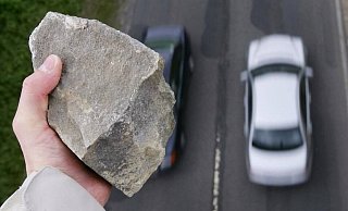 Kinder haben einen Stein von einer Brücke geworfen. - Symbolbild: dpa