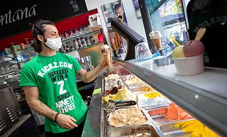 Renan Russo arbeitet im Eiscafé Fontana. - Niklas Tüns