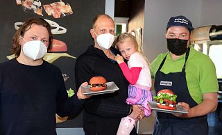 Dennis Mann, Marc Blume, Feelia Summer und Daniel Walkenhorst präsentieren die ultimativ pinkfarbenen Burger. - Edwin Rekate