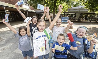 Mit Jubel in die Ferien: Klara (9, v. l.), Pia (11), Mia (10), Hannah (10), Hugo (6) und Ben (7) dürfen sich an der Grundschule Babenhausen am letzten Schultag mutmachende Postkarten mit nach Hause nehmen. - Jörg Dieckmann
