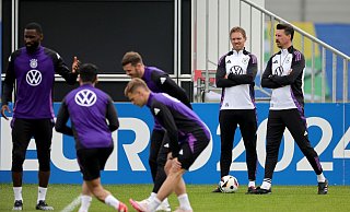Bundestrainer Julian Nagelsmann und Co-Trainer Sandro Wagner schauen sich die Übungseinheit in Herzogenaurach an. - Christian Charisius/dpa