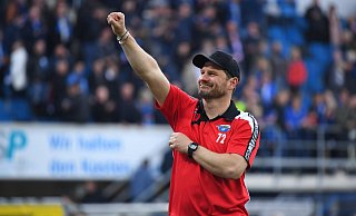 So jubelte Steffen Baumgart am 12. Mai 2019 über den 4:1-Heimsieg gegen Hamburg. Nun hofft der SCP-Coach, dass er auch am Montagabend Grund zum Feiern hat. - picture alliance