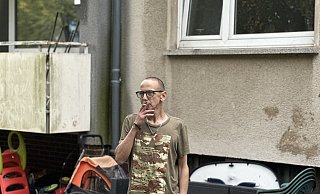 Das Haus am Petershäger Weg, direkt neben dem ehemaligen Schlachthof, hat schon bessere Tage gesehen. Vor dem Eingang liegen alte Sofas und kaputte Fahrräder, die Tür steht offen, die Briefkästen sind beschmiert. Doch im Inneren der Notunterkunft herrscht eine gewisse Ordnung. Foto: - Maximilian Hampel