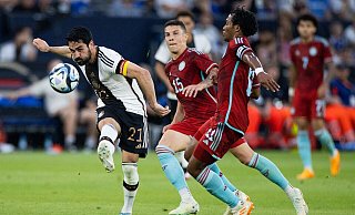 Deutschlands Ilkay Gündogan (l) kommt gegen Kolumbiens Matheus Uribe (M) und Juan Cuadrado (r) zum Torschuss. - Rolf Vennenbernd/dpa