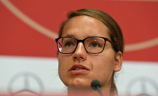 Deutschlands damalige Nationalspielerin Babett Peter hat Karl-Heinz Rummenigge für dessen Reaktion auf den Kuss-Skandal in Spanien kritisiert. - Carmen Jaspersen/dpa