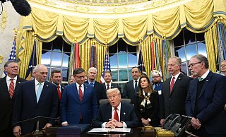 US-Präsident hat hochrangige Politiker seiner republikanischen Partei zur Unterzeichnung des Gesetzespakets zum Ende des Shutdowns ins Weiße Haus gebeten. - Jacquelyn Martin/AP/dpa