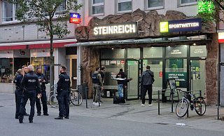 Gießen: Polizeibeamte stehen auf dem Marktplatz. Ein Unbekannter hat in einem Sportwettenladen mehrere Schüsse abgegeben. - Carolin Eckenfels/dpa