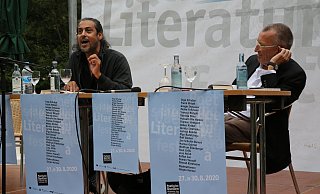 Der aus dem Irak stammende Autor Abbas Khider (li.) erheitert nicht nur Moderator Jürgen Keimer, sondern auch das Publikum auf der Naturbühne. - Elke Niedringhaus-Haasper