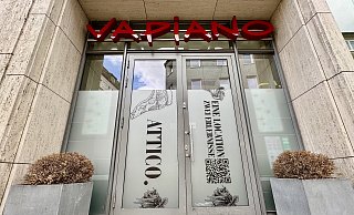 Der neue Schriftzug klebt schon auf den Fenstern des ehemaligen Vapiano am Niederwall in Bielefeld. Das Restaurant "Attico." zieht ein. Aber nicht alleine. - Peter Unger