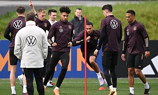 Bundestrainer Hansi Flick (l) beobachtet beim Training der Nationalmannschaft einen Übungsablauf. - Arne Dedert/dpa