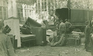 Sammelstelle: Der sogenannte "Möbelfriedhof" wurde von Rudi Langer fotografiert. Möbelstücke, die die Bad Oeynhausener in ihren Wohnungen und Häusern zurücklassen mussten, wurden später lieblos entsorgt.