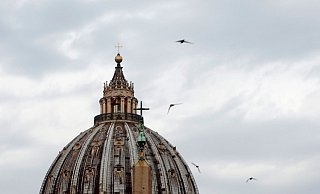 Vor Gericht im Vatikan müssen mehrere Männer und eine Frau sich ab heute wegen eines verlustreichen Immobiliendeals verantworten. Auf der Anklagebank sitzt erstmals auch ein Kardinal. - Foto: Riccardo De Luca/AP/dpa