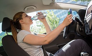 Zu wenig getrunken? Beim Autofahren ist eine Ablenkung aufgrund eines Durstgefühls zu vernachlässigen. - Christin Klose/dpa-tmn