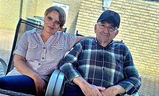 Stefanie Perrey und ihr Opa Wilfried Tölle erzählen die kuriose Geschichte, die ihnen widerfahren ist. - Peter Heidbrink