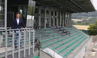 Fortsetzung der Saison, Geisterspiele und Saisonabbruch: Geschäftsführer Alexander Müller steht vorerst im leeren Wiehenstadion des SV Rödinghausen. Foto: Noah Wedel - Björn Kenter