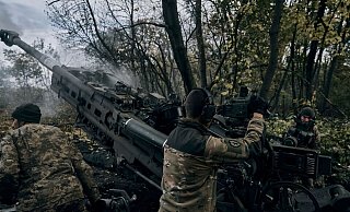 Ukrainische Soldaten feuern aus einer von den USA gelieferten Haubitze M777. - Libkos/AP/dpa