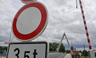 Fahrzeuge, die mehr als 3,5 Tonnen auf die Waage bringen, haben auf der Weserbrücke Höxter auch nach der Sanierung nichts zu suchen. Eine Petition will erreichen, dass Lastwagen auch zukünftig einen Bogen um Höxter machen müssen. - Svenja Ludwig