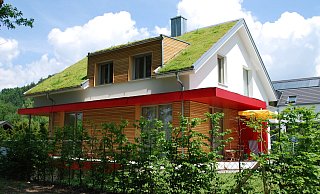 Dachbegrünung ist nicht nur auf Flachdächern möglich. - Bundesverband GebäudeGrün