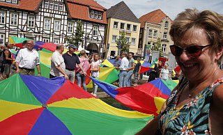 Lebendige Hansestadt: Wehende Sprungtücher symbolisieren die Vitalität der Stadt. - Dieter Scholz