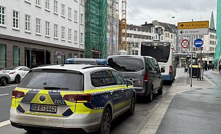 Die Fahrzeuge des Zolls tauchen unangekündigt an der großen Baustelle am Bielefelder Jahnplatz auf. - Paul Brinkmann
