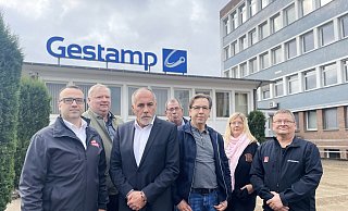 Der Betriebsrat von Gestamp kämpft wieder einmal gegen den Stellenabbau in Brackwede: Oguz Önal (v.l., 1. Bevollmächtigter IG Metall), Rechtsanwalt Thomas Schlingmann, Betriebsratsvorsitzender Murat Dogan, Roland Ritter, Bülent Abaci, Nicole Schlicht (Assistzenz Betriebsrat) und Markus Scholz. - Susanne Lahr
