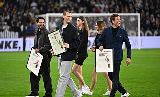 Die Ex-Nationalspieler Ilkay Gündogan (l-r), Manuel Neuer und Thomas Müller wurden vor dem Anpfiff verabschiedet. - Sven Hoppe/dpa
