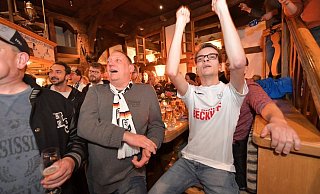 Gibt's heute wieder Grund zum Jubeln? Die Dauem der Fans vor dem Duell gegen Union Berlin sind gedrückt. - Jens Dünhölter