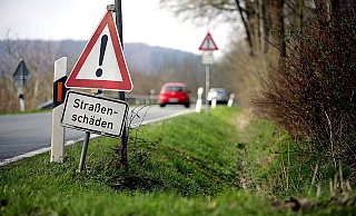Im Streckenverlauf der L 876 weisen Schilder auf den Zustand der Straße hin. Die Fahrbahn weist etliche Spurrillen und Risse auf. Der Landesbetrieb Straßenbau stuft den Zustand als befriedigend ein. Ein Ausbau der Straße ist nicht in Sicht. - FOTO: TYLER LARKIN