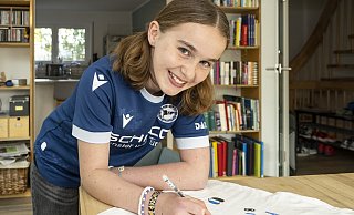 Sehr cool sieht das Armina-Fan-Shirt aus, das Marlena selbst gestaltet hat. Ein kleines, ganz feines Herz in Schwarz-Weiß-Blau gehört zum Design. - Jörg Dieckmann