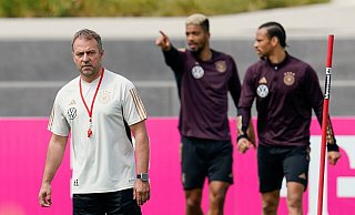 Bundestrainer Hansi Flick (l) trifft mit dem DFB-Team heute auf Kolumbien. - Uwe Anspach/dpa