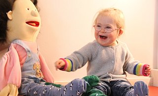 Die junge Finja erobert nicht nur Puppe Antonia, sondern auch die Herzen ihrer Mitmenschen im Sturm. Obwohl sie sich eines guten Driburger Netzwerks sicher weiß, wird ihr Weg in ein selbstständiges Leben steinig werden. - Madita Schellenberg