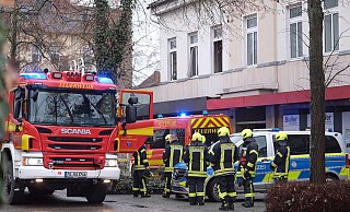 Ein Todesopfer forderte der Brand in einer Wohnung über der Commerzbankfiliale an der Herforder Straße. Die Feuerwehr fand das Opfer leblos in der völlig verqualmten Wohnung auf. - Thorsten Gödecker