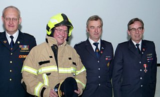 Paderborns Bürgermeister Michael Dreier wurde von der Wehrführung der Paderborner Feuerwehr eingekleidet und trägt die Rangabzeichen des Kreisbrandmeisters in Kombination mit dem Paderborner Stadtwappen. Auch die persönliche Schutzausrüstung mit Helm wurde ihm von (v. l.) Ralf Schmitz, Robert Siemensmeyer und Hubertus Henning überreicht., - Ralph Meyer