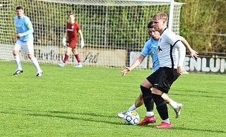 Dornbergs Max Bartels (am Ball) kam in der 72. Minute aufs Feld. Eine Wende gelang auch mit ihm nicht. - Philipp Bülter