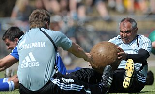 Der Medizinball durfte bei Felix Magath nicht fehlen. (Archivbild) - picture alliance / dpa