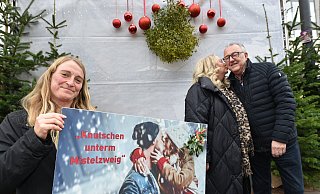 Probieren den Mistelzweig schon mal aus: Katharina Vötter (l.), Kathrin Knabe mit ihrem Mann Jürgen, dem Vorsitzenden der Werbegemeinschaft Höxter. - Thomas Kube