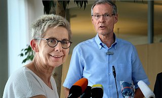 Landrat Sven-Georg Adenauer und seine Herausforderin Marion Weike stellten sich den Fragen der Zuhörer im Flussbetthotel.  - Montage/Andreas Frücht