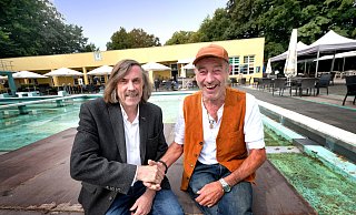 Mit einem symbolischen Handschlag haben Bürgermeister Norbert Morkes (links) und Parkbad-Betreiber Franz-Josef Füchtenschnieder am Freitag beim Vor-Ort-Termin die Einigung besiegelt. - Andreas Früchtenschnieder