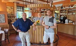 Frank (v.l.), Bettina und Falk Schmedtmann müssen die Gastronomie auf dem Clubgelände des TC Blau Weiß Halle zum Jahresende aufgeben. - Uwe Pollmeier