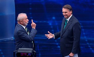 Brasiliens Präsidentschaftskandidaten Luiz Inacio Lula da Silva (l) und Jair Bolsonaro stehen sich in einem TV-Duell gegenüber. - Marcelo Chello/AP/dpa