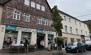 Der Wäschefachmarkt "Henners Bett & Wäsche" bietet einen Räumungsverkauf an, das Geschäft schließt im Januar 2026. - Nicole Fischer