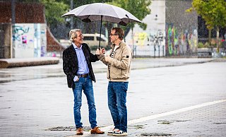 Gespräch im Bielefelder Regensommer: Hans E. Latzke und NW-Redakteur Stefan Brams. - Mike-Dennis Mueller